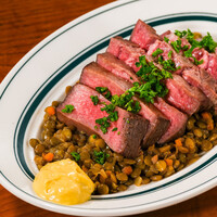 牛タンステーキ　レンズ豆とベーコンの煮込み添え