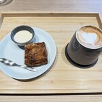 meekly - スコーンくるみキャラメリゼのクリーム付き、カフェラテ