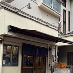 奈つやの中華そば - 入店案内まで店の前の椅子に座って待つことができます。