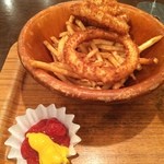 クアアイナ 渋谷宮益坂店 - オニオンリングとポテトフライ‼️
                                ビール ¥200でつきます(^_^)