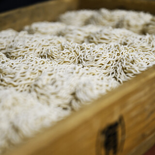 自然環境が生み出した、スープによく絡む自家製中細縮れ麺