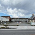 ちりめん亭 - 店舗の道路を挟んだ向かいに共同駐車場有り