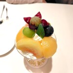 渋谷西村 フルーツパーラー - 桃とぶどうのパフェ