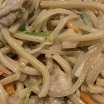 石の家 - 焼きそばのアップ