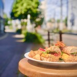スクランブルエッグとサルサソースのチャバタサンド