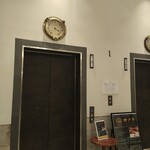 328131489 - アナログ式で階を針で指し示すエレベーター！✌初めて見たよん！