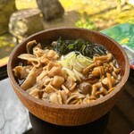 待春軒 - 豚ばら肉ときのこそば