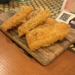 中野 青二才 - 夏が過ぎてもあるのが嬉しい！【とうもろこしの天ぷら】カウンターで揚げてるところを見つつ、揚げたてをいただきました。