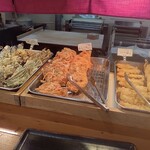 中西うどん - 様々な天ぷらが用意されている