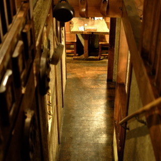 アンティークたちが並ぶ店内はまるで絵本の中に入ったような空間