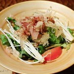 わらやき屋 - 釜揚げしらすを使った高知土佐サラダ