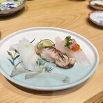 魚廣 くるふ店 - 左からアオリイカ、炙りクロムツ、カワハギ