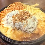 ハローキッド - とろとろチーズの荒びきハンバーグ。