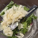 ハローキッド - 削りたてチーズのサラダ。