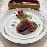 VALON TOKYO - 「Grilled beef fillet with sauce Perigueux」（厳選牛フィレ肉のレアグリル マデラとトリュフの香るベリグーソース)