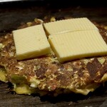 味乃家 - ほんで、今日はまだ食うで！
      とろけるブロックチーズを蒸し焼きにしてトローーーリや