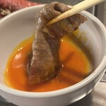 ひとりカルビ1965 - 黒毛和牛リブローズ焼きすき　玉子をつけて頂きます
