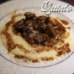 コショウを効かせた牛ホホの赤ワイン煮込みとチーズのリゾット