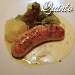 サーモンとマッシュルームの自家製ソーセージ　燻製チーズのソース