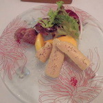 クッチーナ イタリアーナ ガッルーラ - 前菜　桜の木でスモークした「フレッシュフォアグラ」と「マンゴー」　山形県産栃の木の花の蜂蜜のサルサ　マグレ鴨のレアを添えて