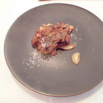 クッチーナ イタリアーナ ガッルーラ - 「パッパルデッレ」カカオを練りこんだパッパルデッレ　鹿肉のラグーとカステルマーニョチーズ　りんごのピューレと（ハーフサイズ）