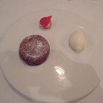 クッチーナ イタリアーナ ガッルーラ - ドルチェ　　　　　　　フランス「ヴァローナチョコレート」のトルティーノ　クリームチーズのジェラートと