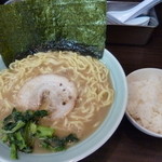 六七家 - 中盛ラーメン（700円）＋半ライス（50円）