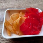 カリガリ - 玉ねぎのアチャールと福神漬