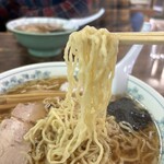 支那そば 熊文 - 平細ちぢれ麺。
