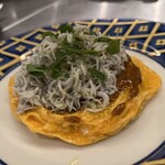 ワインとイタリア料理 141 - 釜あげしらすと熟成唐辛子ペーストのオムレツ