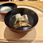 温石 - 白甘鯛　雪茸、柚子　白甘鯛に劣らず舞茸も存在感あり