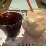 ポワンエリーニュ - 左：ノンアルコールサングリア　右：コンクラーベ