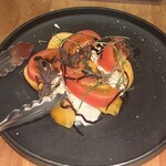 ポワンエリーニュ - 季節の果実とトマトのカプレーゼ（￥1,400）
