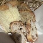 ポワンエリーニュ - 手前：くるみぱん　左：生食パン　右奥：ライ麦パン