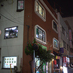 荻窪駅から新宿方面に5分、この雑居ビルの地下絶品中華マレー料理「馬来風光美食」