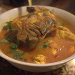 馬来風光美食 - 豪快に鯛の頭が入っている
