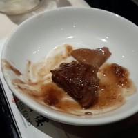 金香楼 - 箸で持ち上げるのに苦労するくらいトロトロに煮込まれています