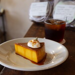トイロ珈琲店 - ケーキセット（1350円） ・かぼちゃのプリン ・デカフェアイス