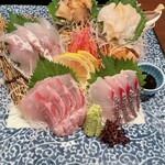 能登美 - 5点盛り。コスパ良いです。貝はサザエの肝醤油でいただきます