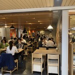 ローマ軒 - 開放的な店内でワイワイガヤガヤ