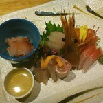 玉之湯 - 造里　信州サーモン・牡丹海老・金目鯛など，左上の鯉を酢味噌で(2014年)