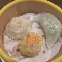 福全徳 香港名菜 - 点心3種　小籠包、エビシューマイ、ニラ餃子？