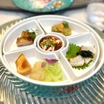 館山美食倶楽部 - 前菜の盛り合わせ 6種類 ・黄金皮蛋（ゴールドピータン） ・くらげヘッドとチシャトウの和え物 ・スジアラの湯引き 葱醤油ソース ・縞鯵と上海蟹のなめろう（縞鯵、上海蟹、西京味噌、柚子、葱、生姜、生うに、黒酢ダレ） ・ひがた椿ポーク豚トロの香港チャーシュー ・よだれ雲子（真鱈の白子の麻辣和え）