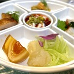 館山美食倶楽部 - 前菜の盛り合わせ 6種類 ・黄金皮蛋（ゴールドピータン） ・くらげヘッドとチシャトウの和え物 ・スジアラの湯引き 葱醤油ソース ・縞鯵と上海蟹のなめろう（縞鯵、上海蟹、西京味噌、柚子、葱、生姜、生うに、黒酢ダレ） ・ひがた椿ポーク豚トロの香港チャーシュー ・よだれ雲子（真鱈の白子の麻辣和え）