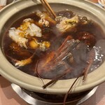 得仙春岡 - まずは伊勢海老と牡蠣が鍋に入ります