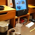 Yuzuan - タッチパネル一度目注文で、ほぼ揃ったね！テーブル隅　引出の中には箸、紙手拭、ナフキン(小)