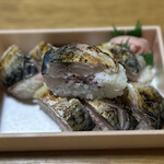 まん風 - 炙りさば寿司は肉厚で、中には梅と大葉が入っちょる。