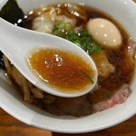 らぁ麺 すぎ本 - 鶏油の香りが豊かな醤油スープ！