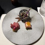 本格肉料理 丸小 - とろろと牛しぐれ煮、ローストビーフ、生ハムとチーズ