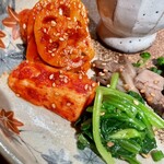 炭火焼肉 たくみ - キムチとナルム